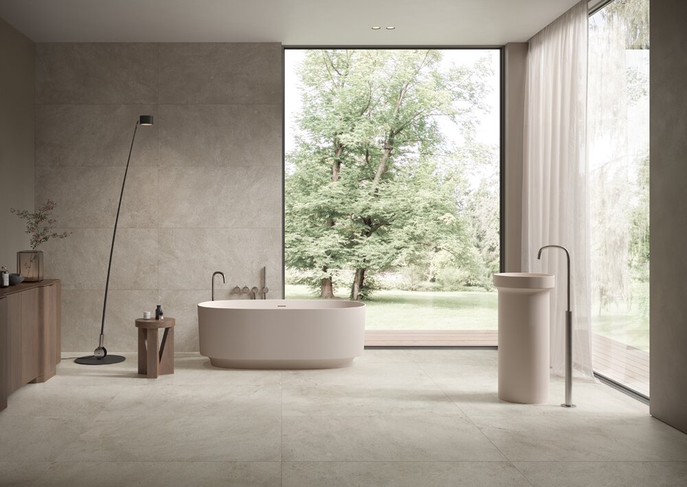 Natursteinoptik modernes Badezimmer mit freistehender Badewanne und großformatigen Natursteinfliesen