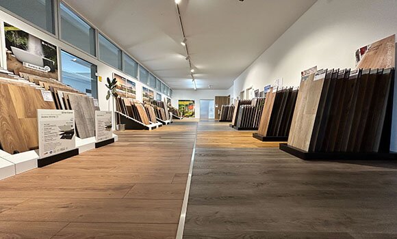 Ausstellungsgang mit Bodenbelägen in Holzoptik, Vinyl und Parkett bei Fliesen-Kemmler Horb