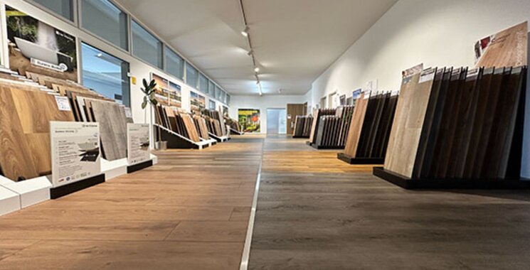 Ausstellungsgang mit Bodenbelägen in Holzoptik, Vinyl und Parkett bei Fliesen-Kemmler Horb