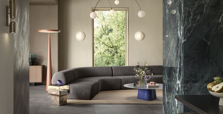 Kombination aus heller Paladina Natursteinoptik und dunkler Natursteinwand. Highlight des Monats August 2026.
