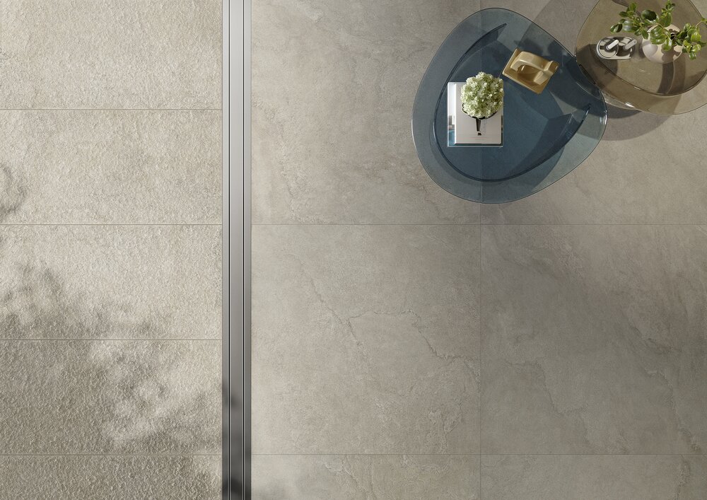 Detailaufnahme der Paladina Natursteinoptik in Graubeige für Terrasse und Wohnraum. Highlight des Monats August 2026.