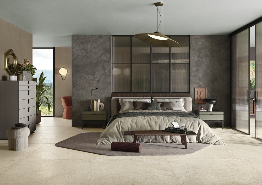 Schlafzimmer mit heller Paladina Natursteinoptik am Boden und dunkler Natursteinoptik an der Wand. Highlight des Monats August 2026.
