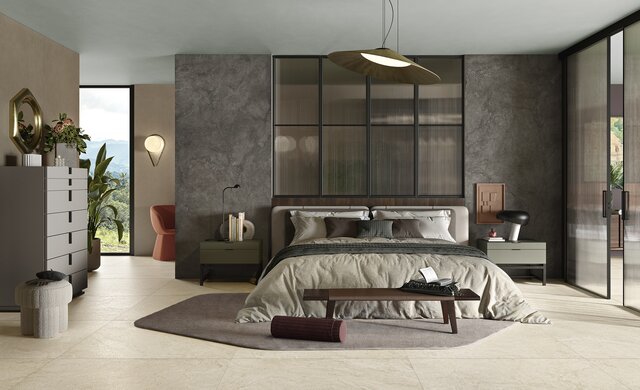 Schlafzimmer mit heller Paladina Natursteinoptik am Boden und dunkler Natursteinoptik an der Wand. Highlight des Monats August 2026.