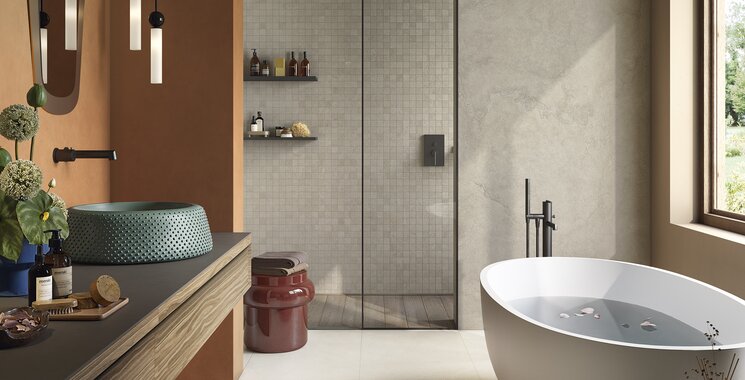 Modernes Badezimmer mit Paladina in heller Natursteinoptik an Boden und Wand. Highlight des Monats August 2026.