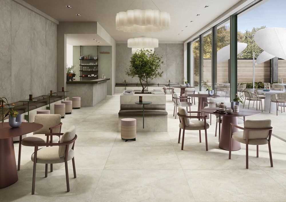 Paladina in cremefarbener Natursteinoptik schafft eine elegante Atmosphäre im Gastronomiebereich. Highlight des Monats August 2026.