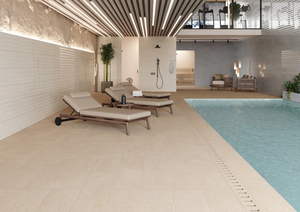 Beige Fliesen in Natursteinoptik in modernem Poolbereich