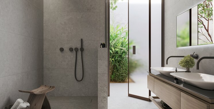 Modernes Badezimmer mit grauen Fliesen in Natursteinoptik an Wand und Boden