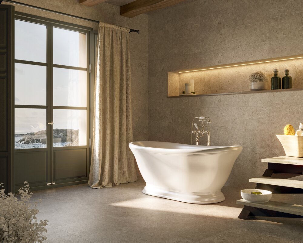 Badezimmer mit graubeigen Fliesen in Natursteinoptik an Wand und Boden und freistehender Badewanne
